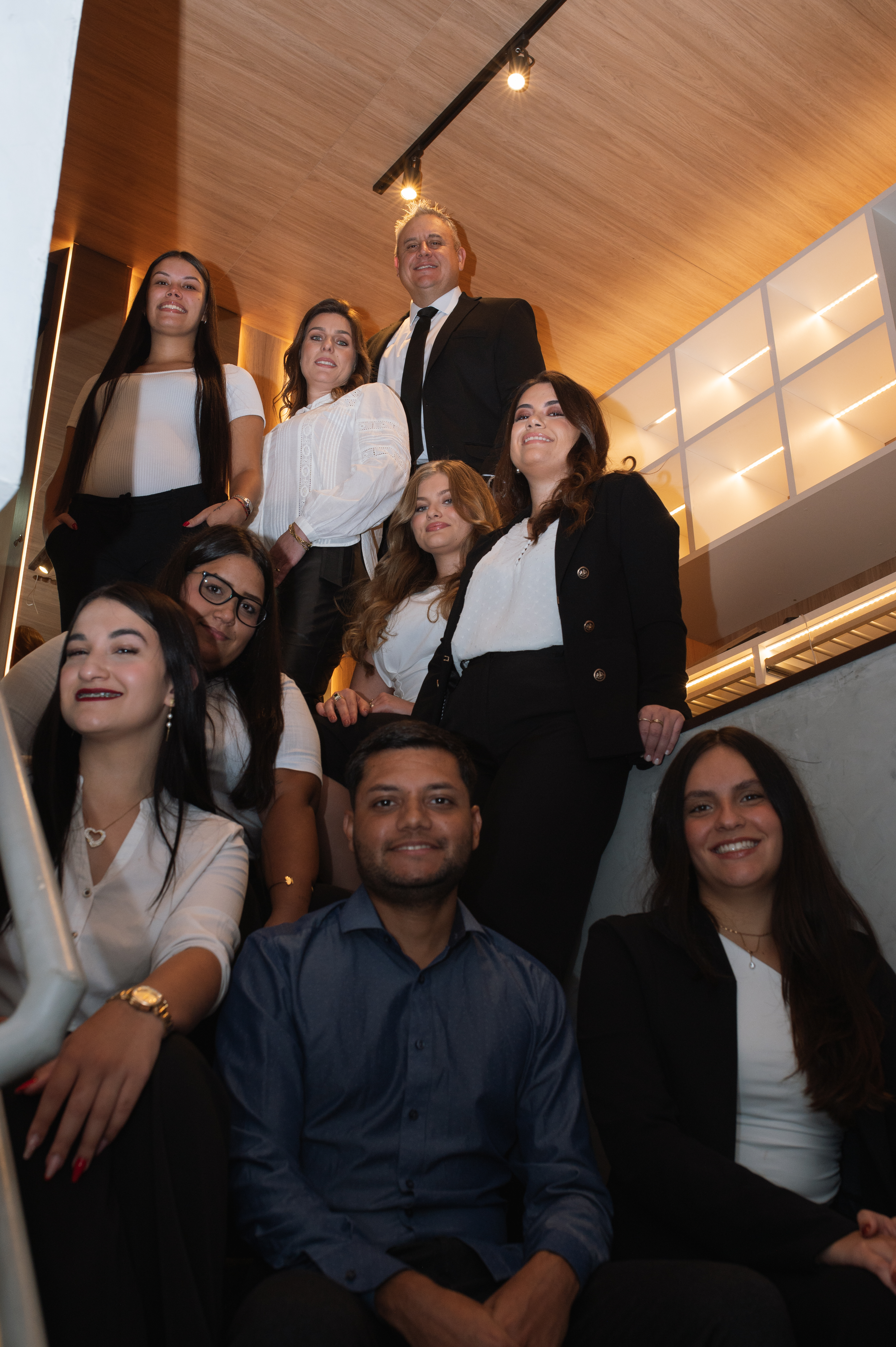 Equipe do escritório Potthoff Advogados Associados em foto nas escadas do escritório